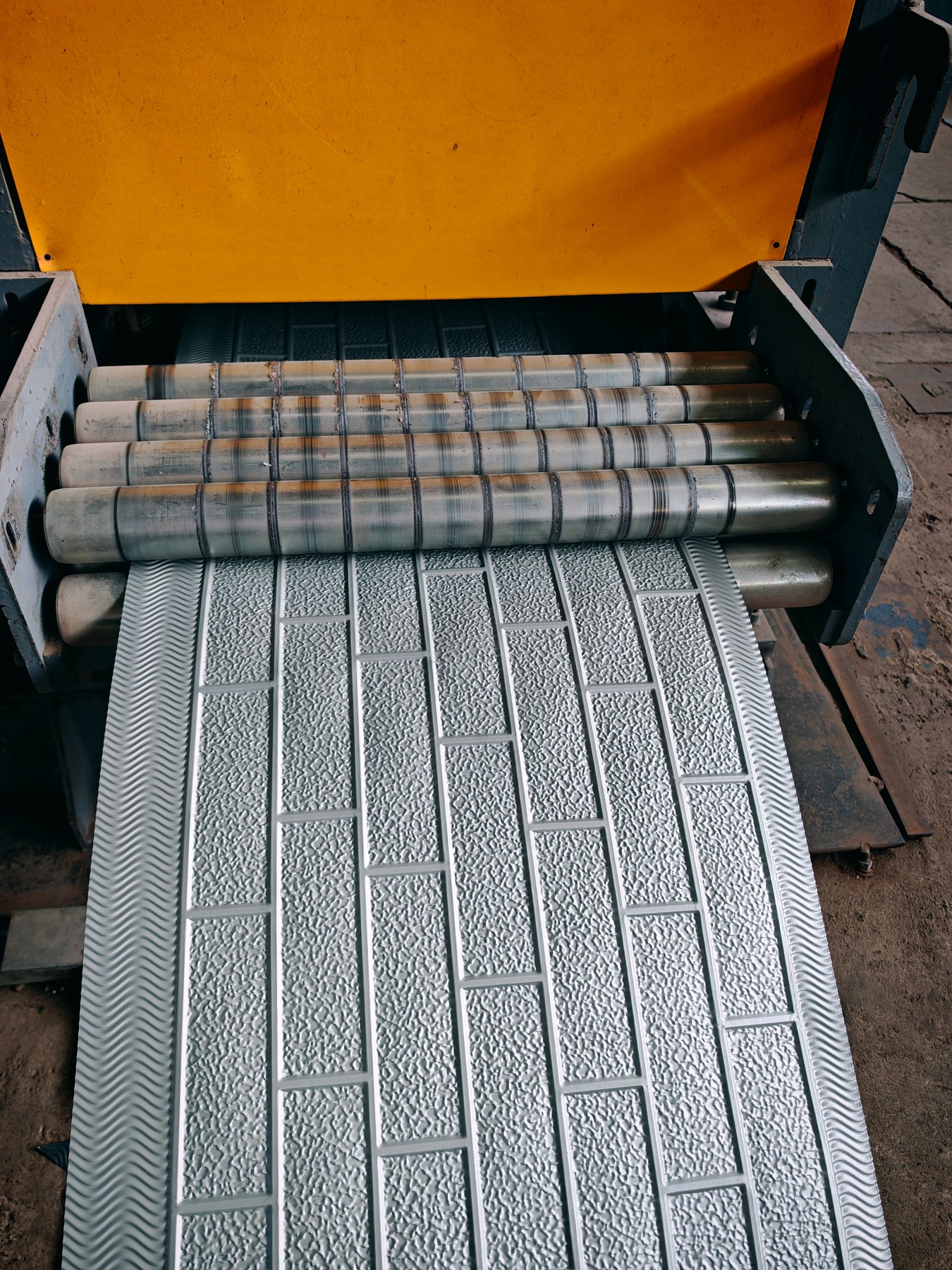 Metal sheet embossing machine